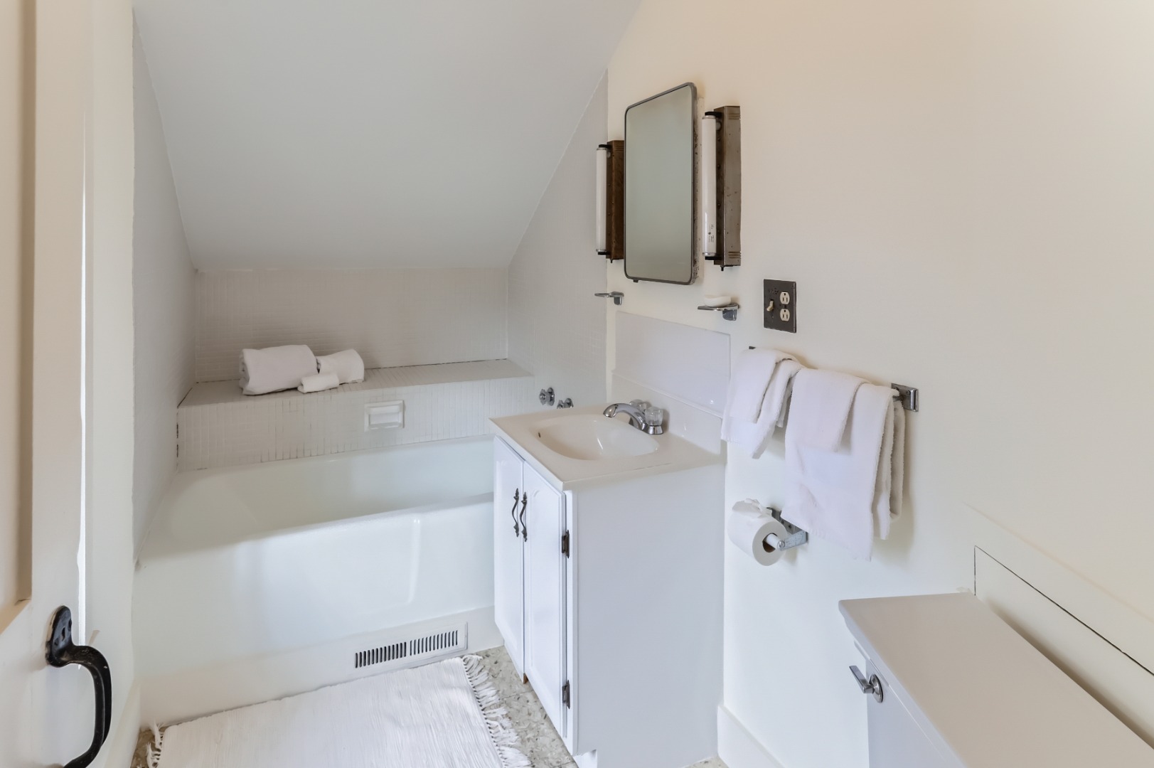 27 Spring Street Vineyard Haven, MA 02568 - Photo 47 of 59 #4 en suite bathroom