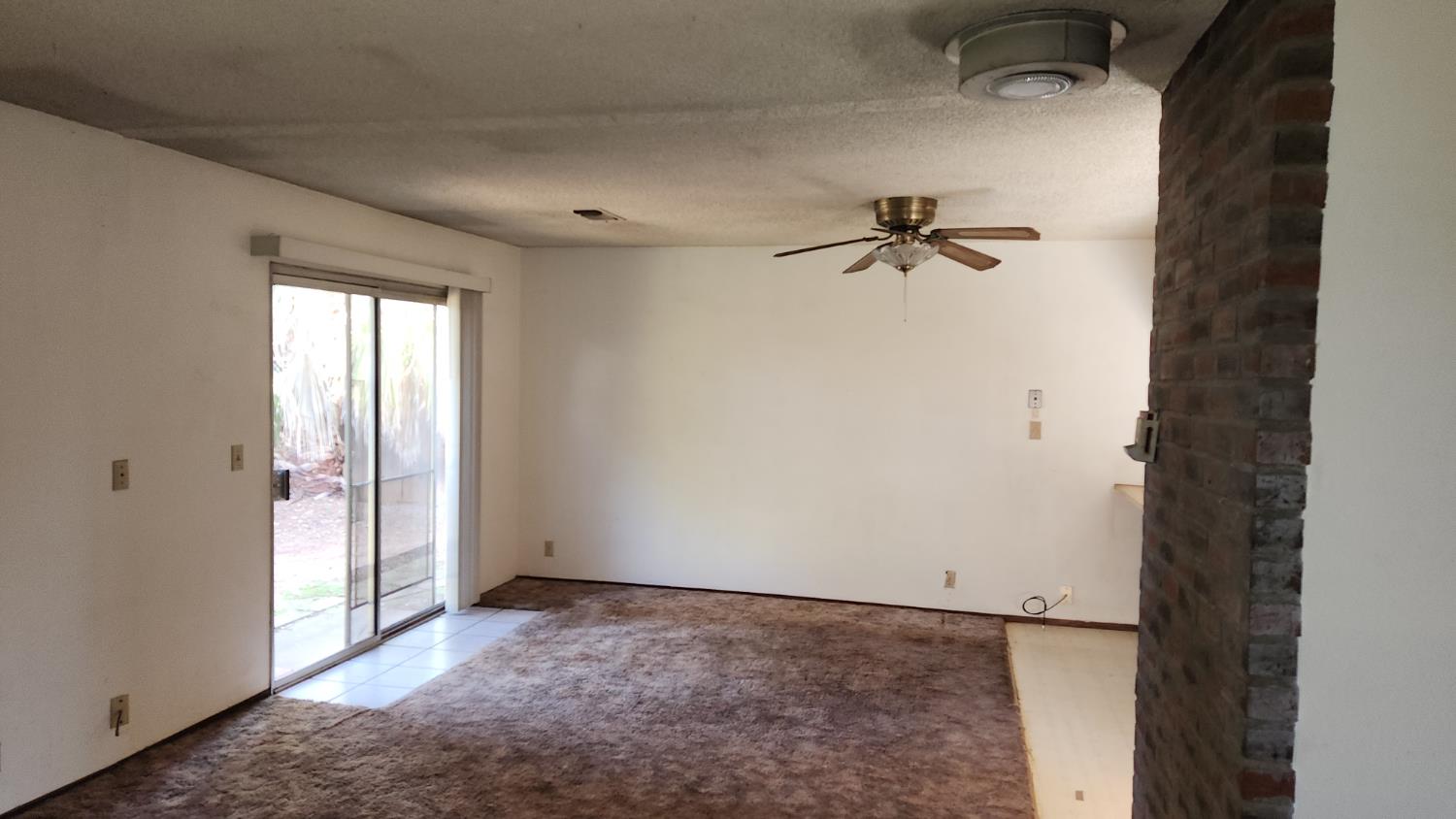 2332 Venus Way Redding, CA 96002 - Photo 13 of 27 an empty room with a ceiling fan and a window