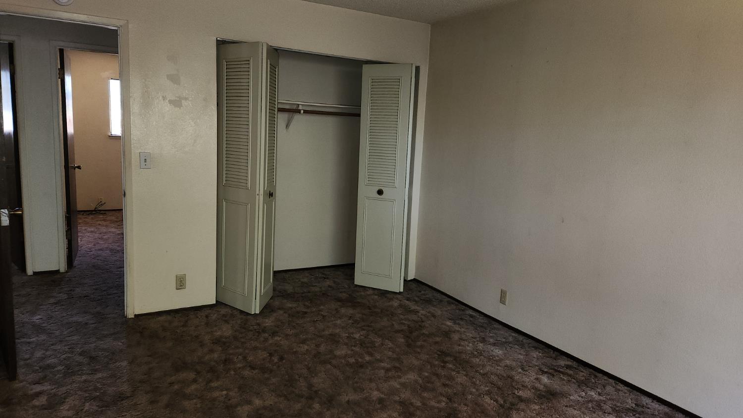 2332 Venus Way Redding, CA 96002 - Photo 17 of 27 an empty room with closet area