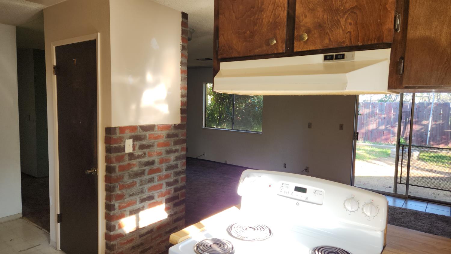 2332 Venus Way Redding, CA 96002 - Photo 9 of 27 a room with a table and chairs