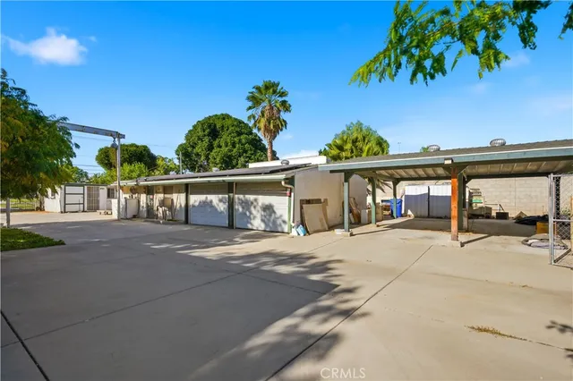 a view of a house with backyard and porch