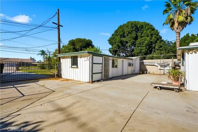 a view of a house with backyard and a parking space
