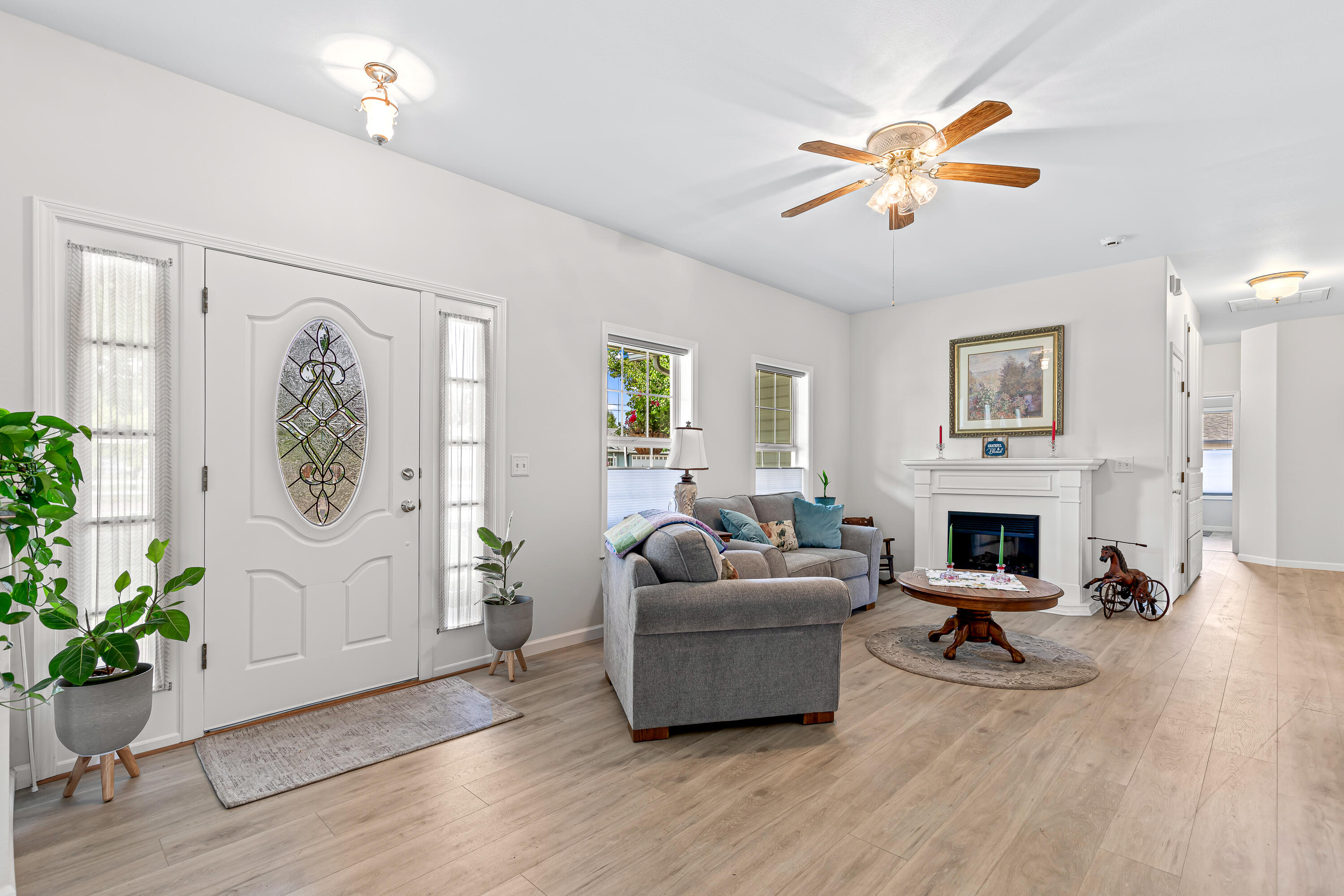 3821 Hilsinger Road Phoenix, OR 97535 - Photo 5 of 47 Living Room