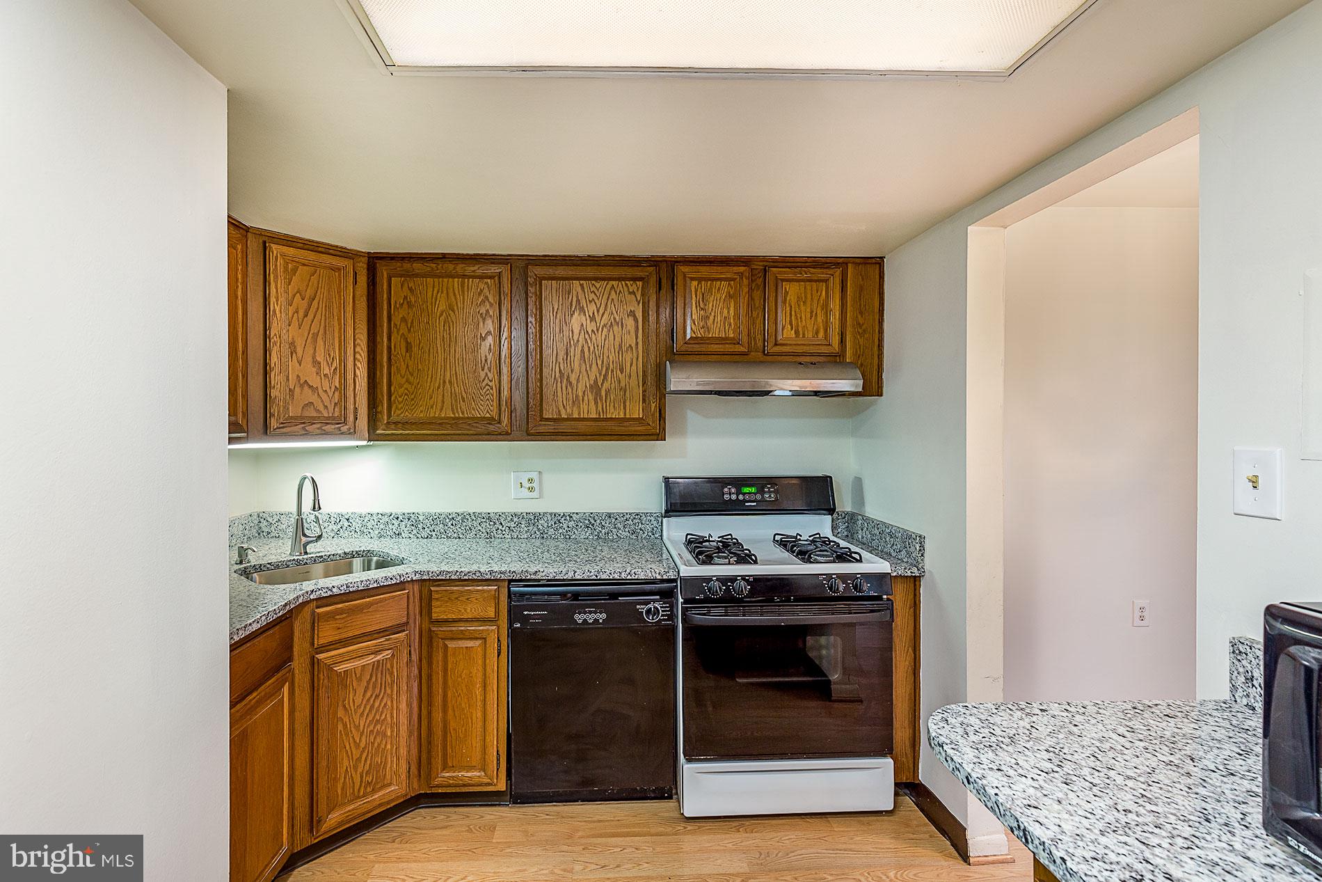 1530 Northgate Square, Unit 2A Reston, VA 20190 - Photo 4 of 22 FULLY-EQUIPPED KITCHEN