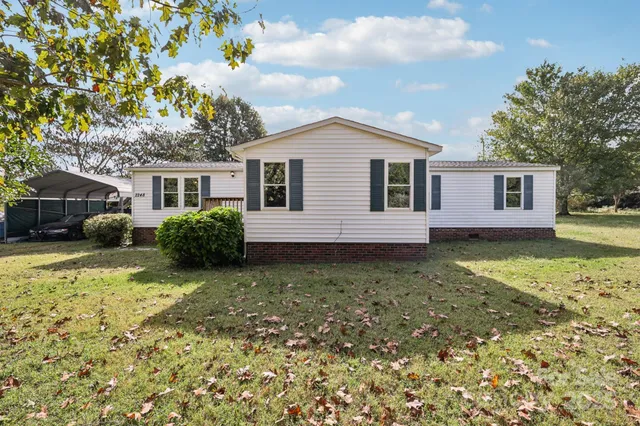 a view of a house with a yard