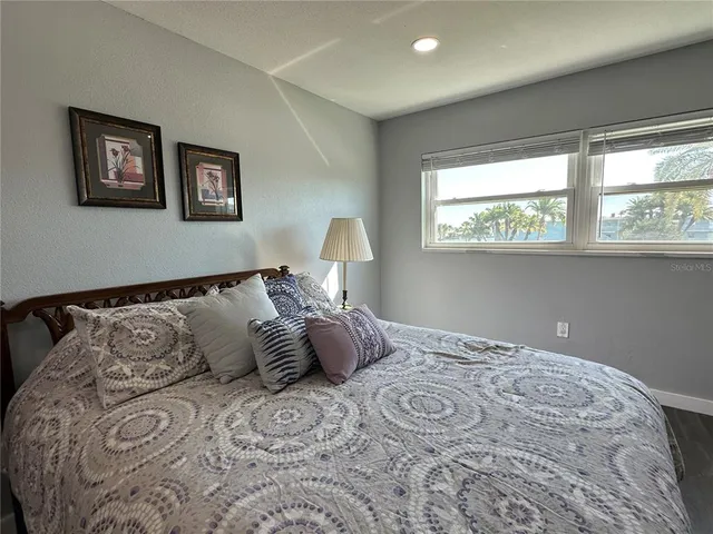 a en suite bathroom with a shower
