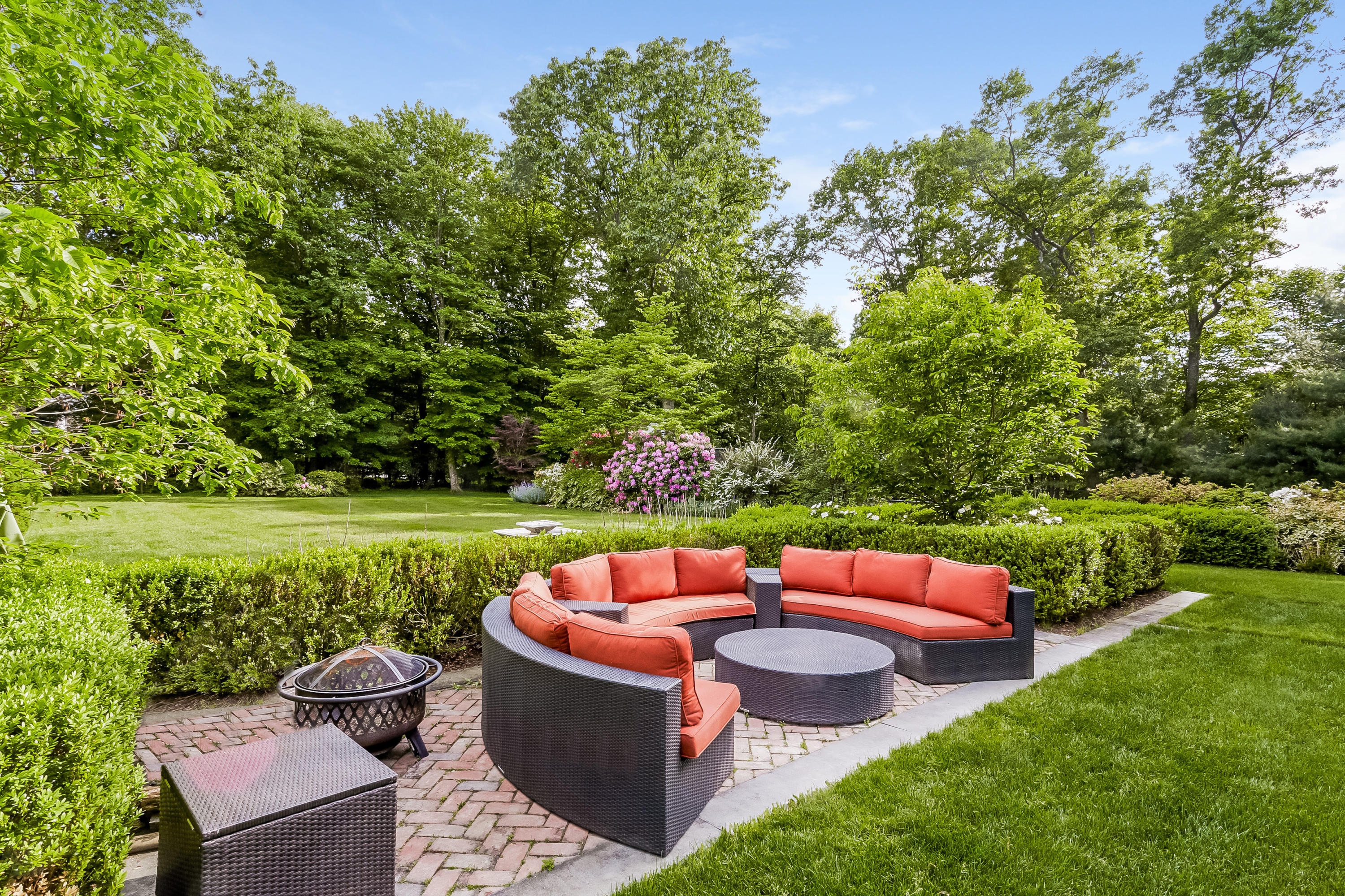 741 Hollow Tree Ridge Road Darien, CT 06820 - Photo 49 of 60 an outdoor sitting area with a table and chairs