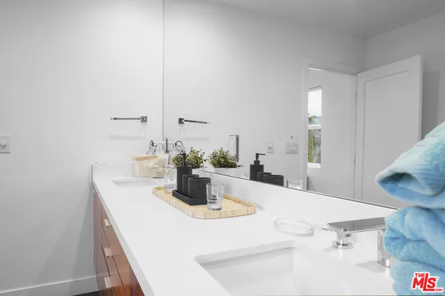 $10,000 | 848 North Las Palmas Avenue, Los Angeles, CA 90038