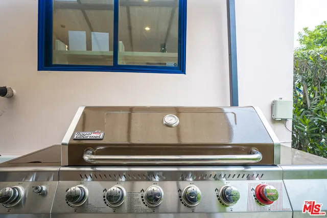 $10,000 | 848 North Las Palmas Avenue, Los Angeles, CA 90038