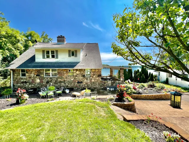 $1,800,000 | 446 Bayview Court, Caledonia, MI 49316