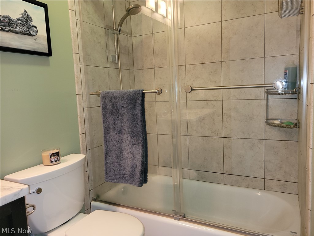 985 Canyon View Road, Unit 202B Northfield, OH 44067 - Photo 12 of 29 Large Tilted shower