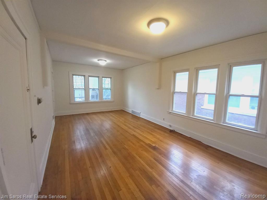 860 Nottingham Road, Unit 4 Grosse Pointe, MI 48230 - Photo 2 of 6