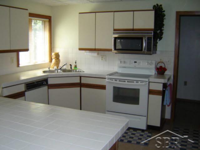 4588 North Raucholz Road Hemlock, MI 48626 - Photo 27 of 28 20361990-26.JPG