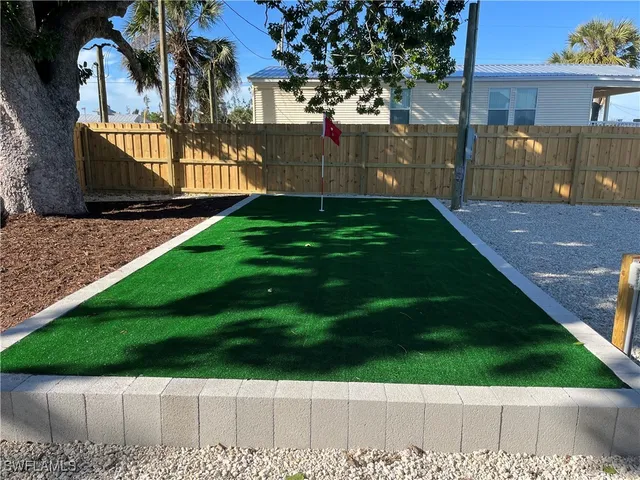 a view of a backyard