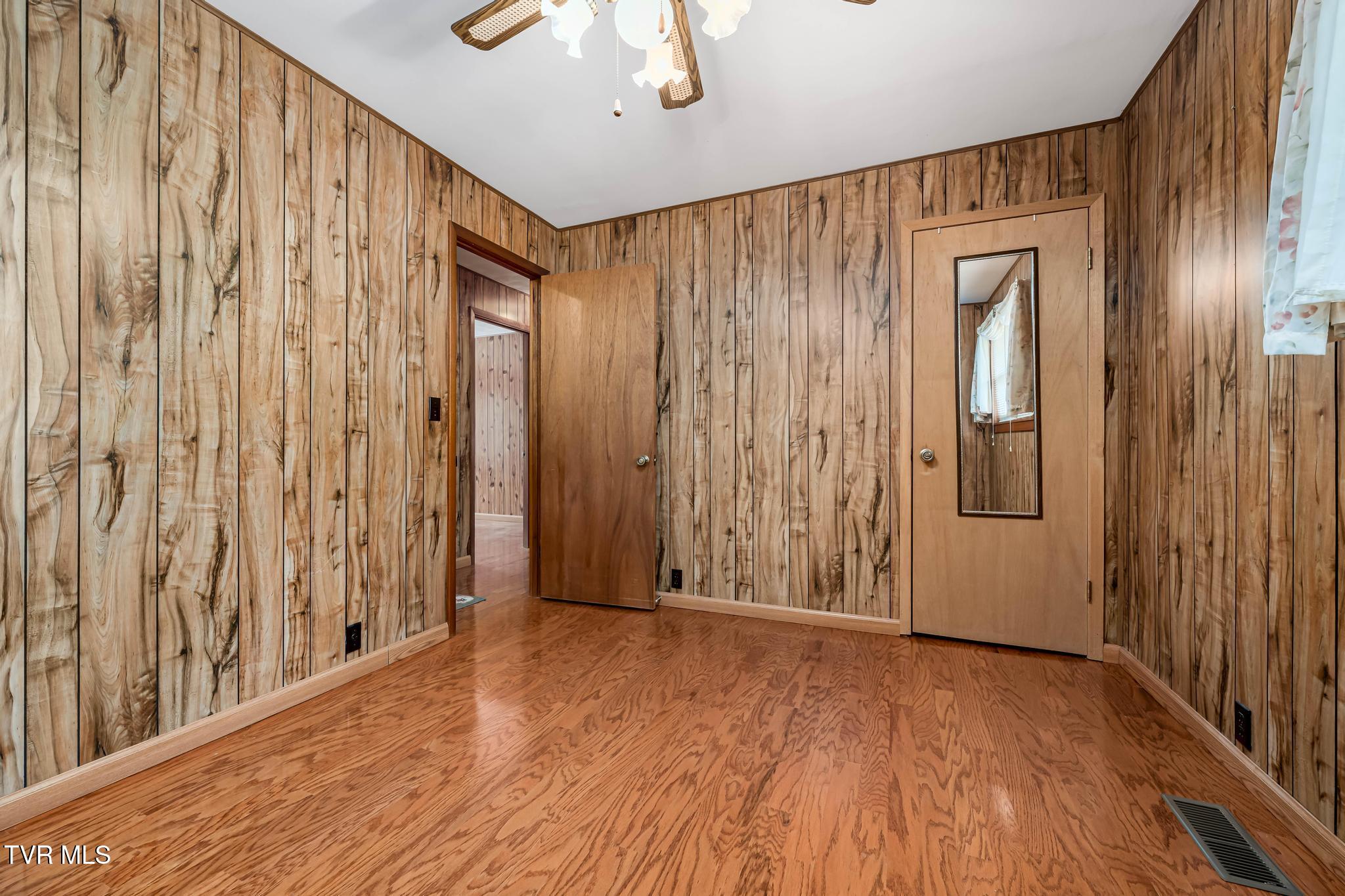 348 Clinch Valley Road Eidson, TN 37731 - Photo 3 of 120 348 Clinch Valley Rd (100 of 116)
