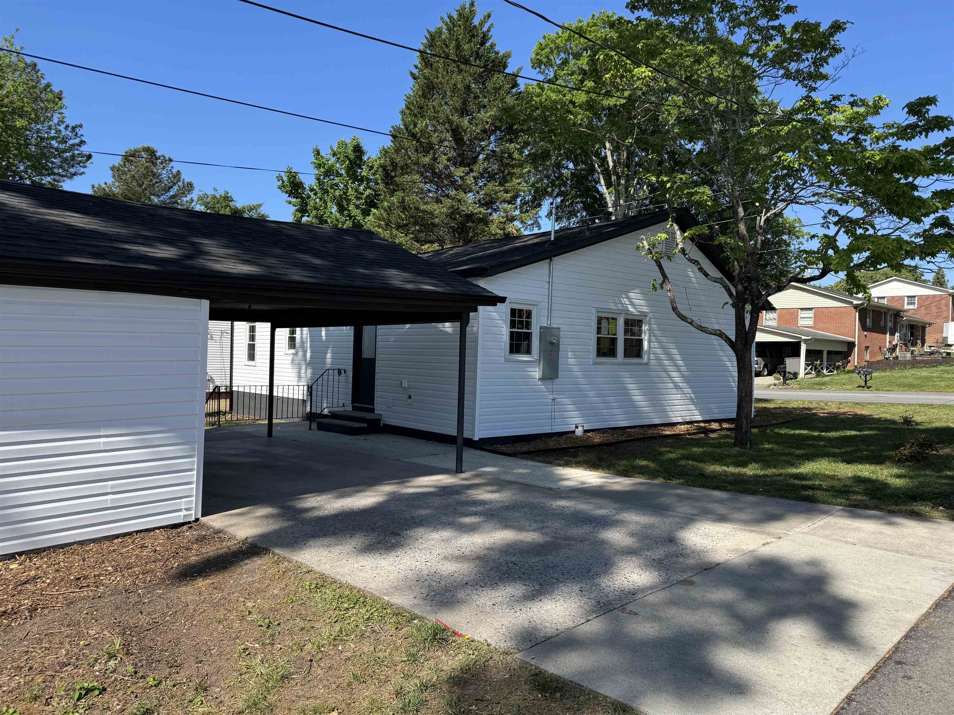 401 Thompson Street Gaffney, SC 29340 - Photo 3 of 33