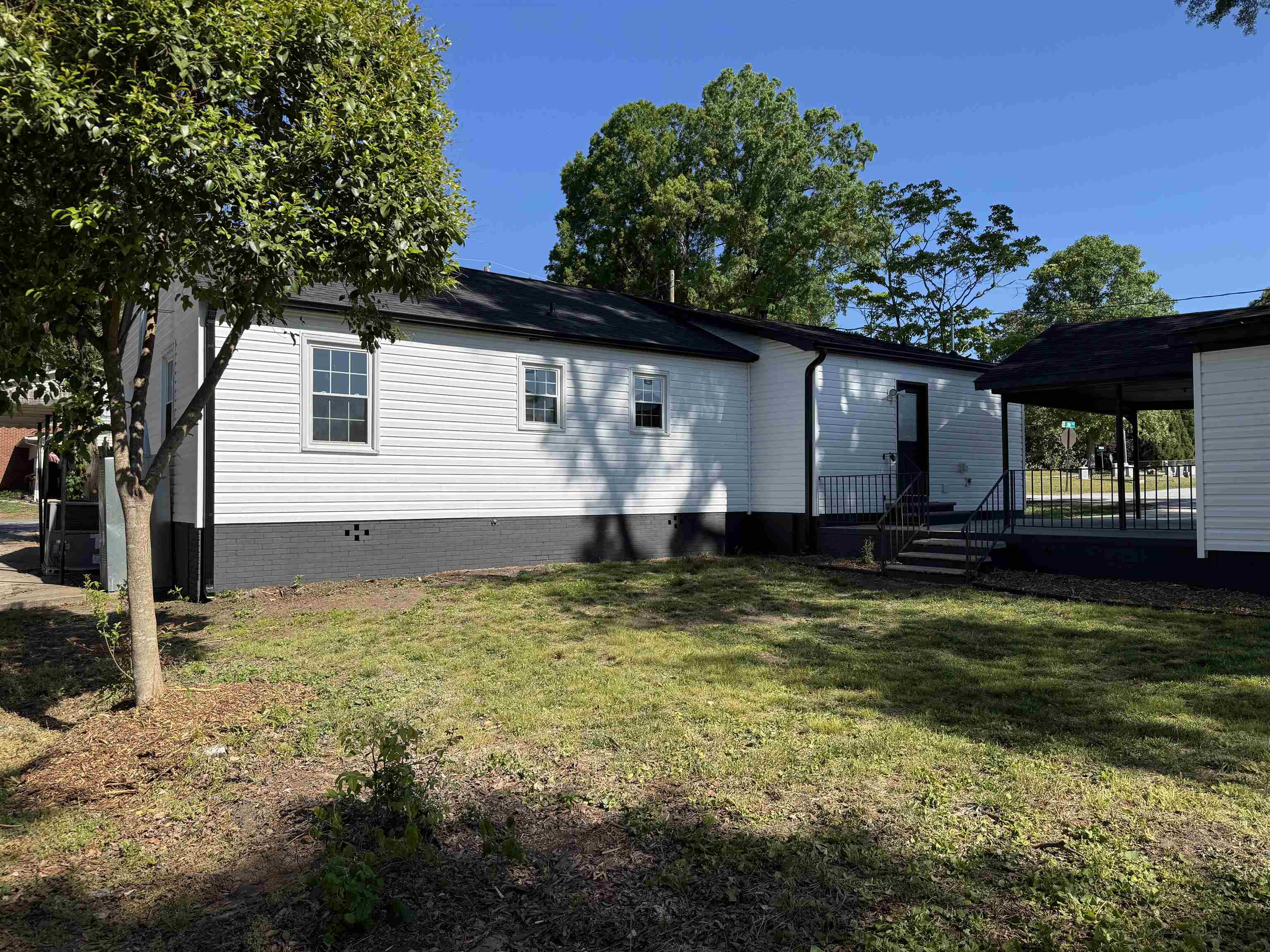 401 Thompson Street Gaffney, SC 29340 - Photo 5 of 33