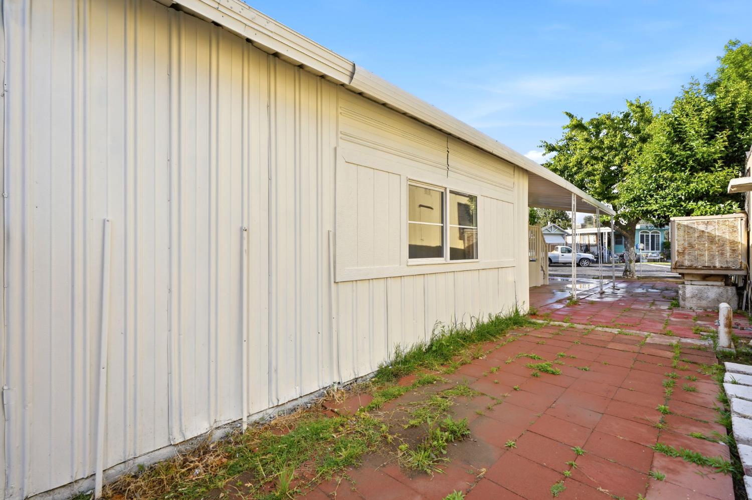 715 South Kaweah Avenue, Unit 9 Exeter, CA 93221 - Photo 15 of 15 a backyard of a house