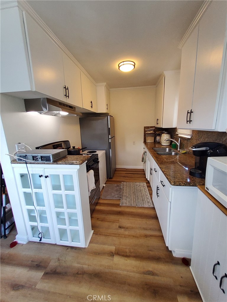 728 Cedar Avenue, Unit 29 Long Beach, CA 90813 - Photo 11 of 14 a kitchen with stainless steel appliances granite countertop a stove a sink and a refrigerator
