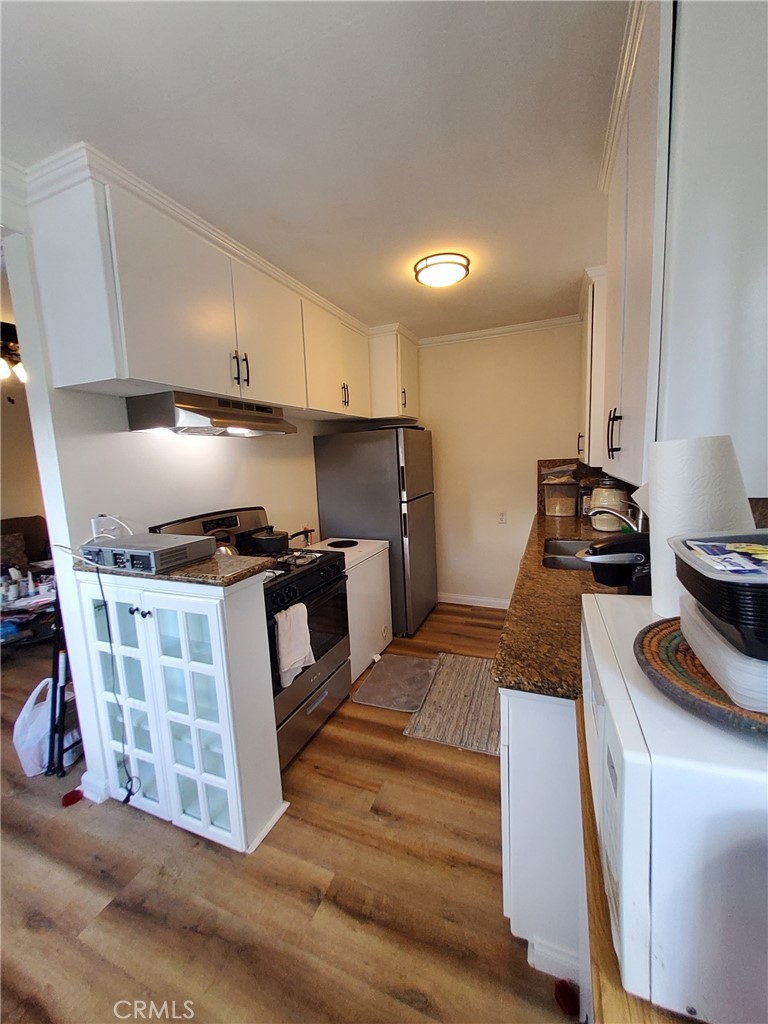 728 Cedar Avenue, Unit 29 Long Beach, CA 90813 - Photo 12 of 14 a kitchen with a stove and a refrigerator