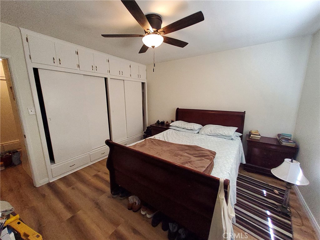 728 Cedar Avenue, Unit 29 Long Beach, CA 90813 - Photo 7 of 14 a bedroom with a bed and a mirror