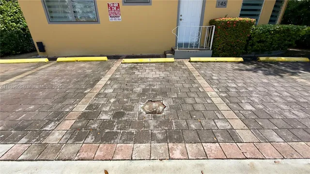 a view of a backyard