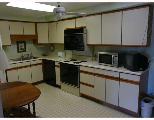 316 Beaver Road, Unit 302 Sewickley, PA 15143 - Photo 3 of 7 Kitchen.