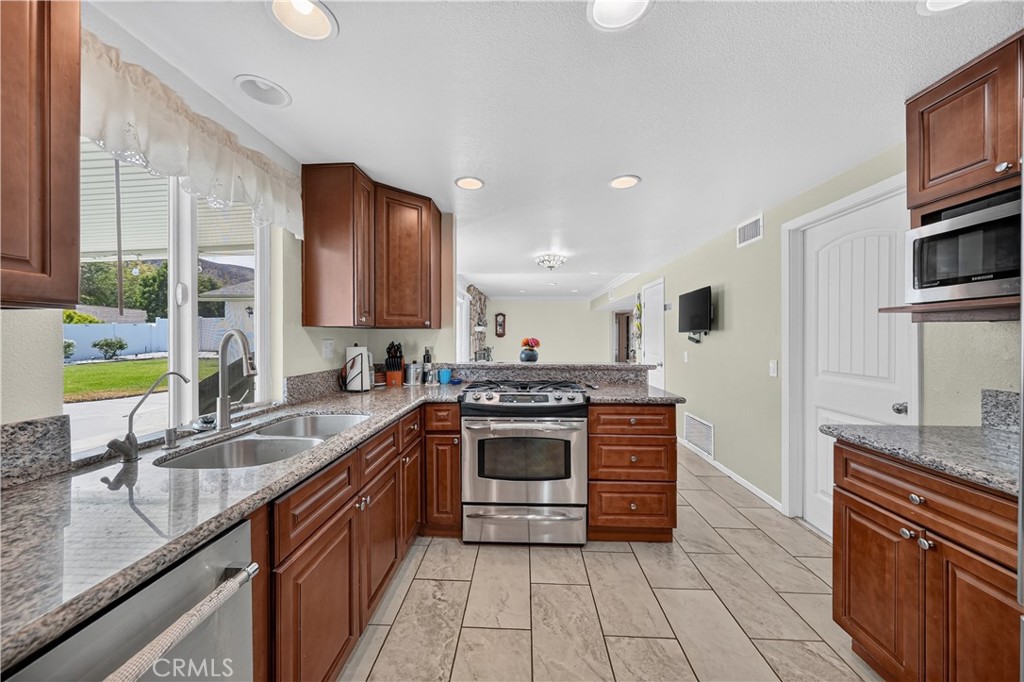 5444 Peacock Lane Riverside, CA 92505 - Photo 11 of 48 Gallery Image 11