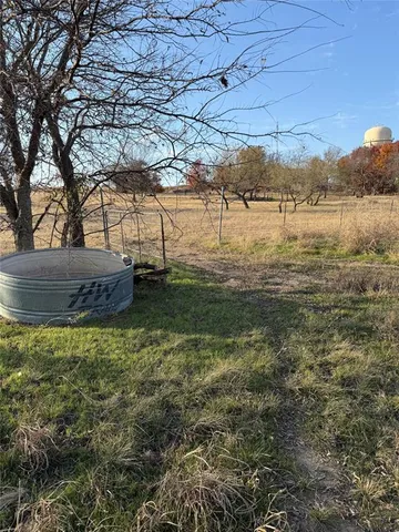 a view of a yard with a house