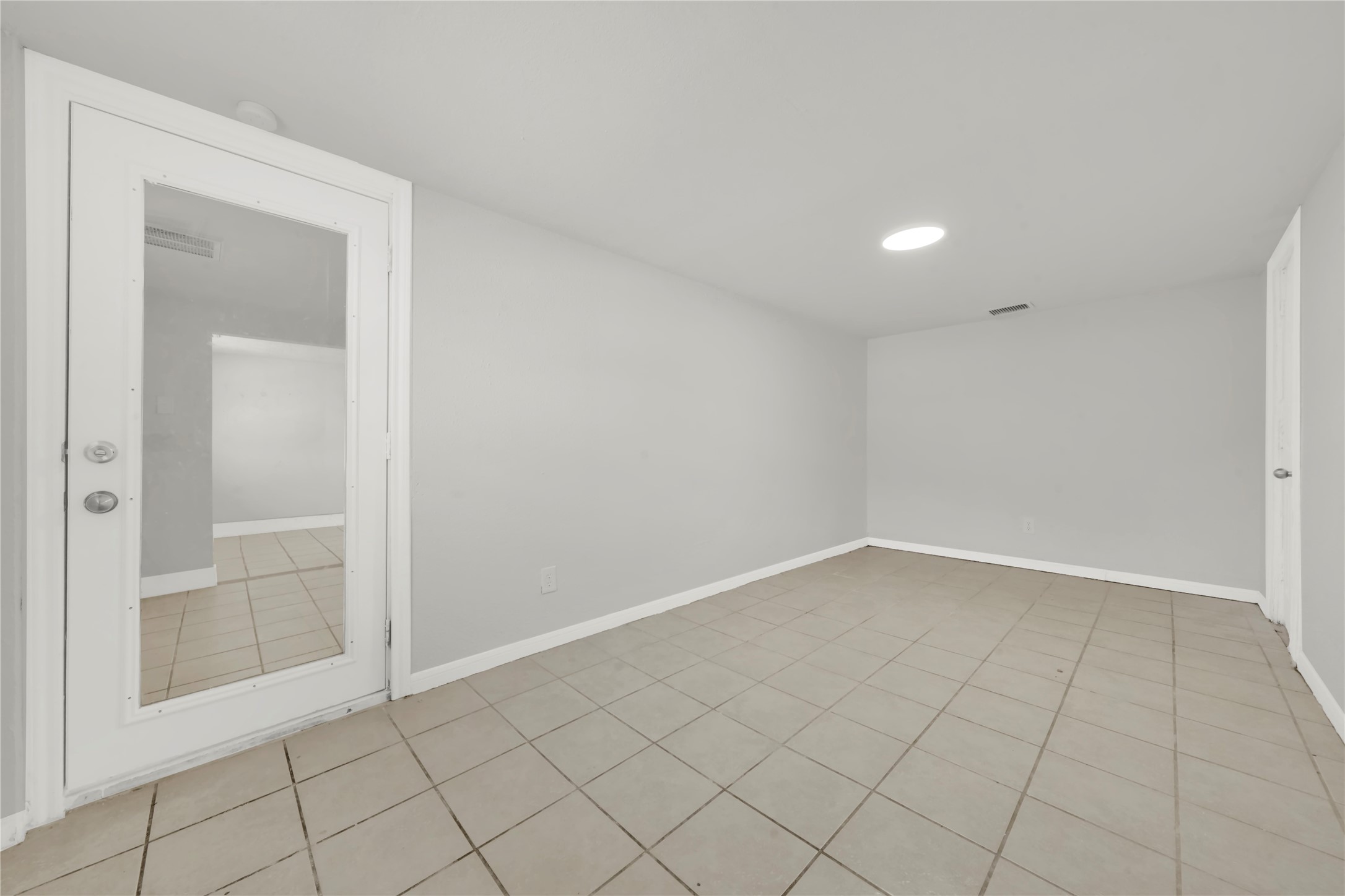 106 Hanover Street Houston, TX 77012 - Photo 32 of 49 a view of an empty room and window