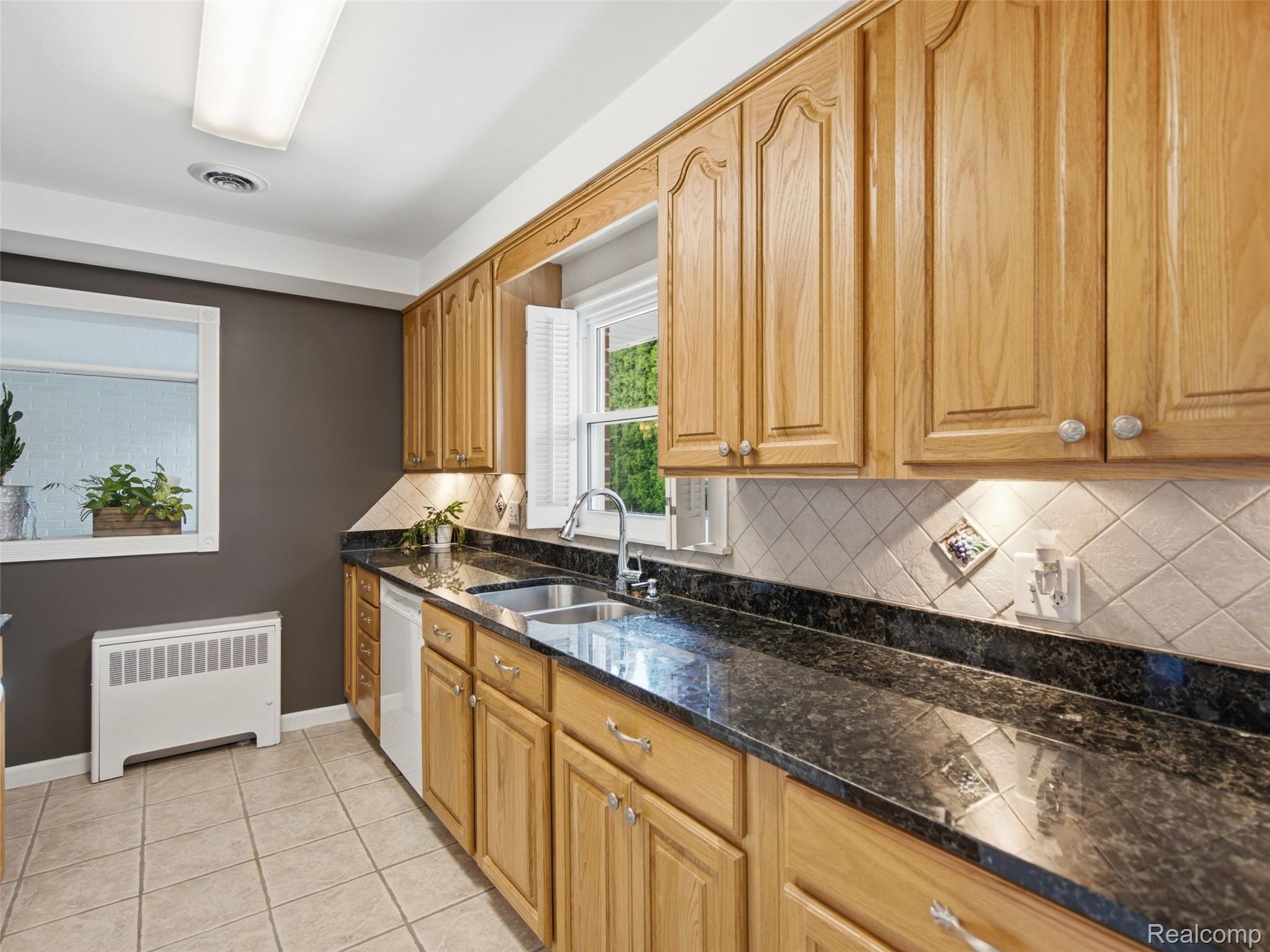 24 Nevada Avenue Rochester, MI 48309 - Photo 21 of 34 Kitchen
