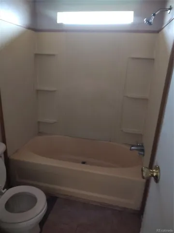 a view of empty room with window