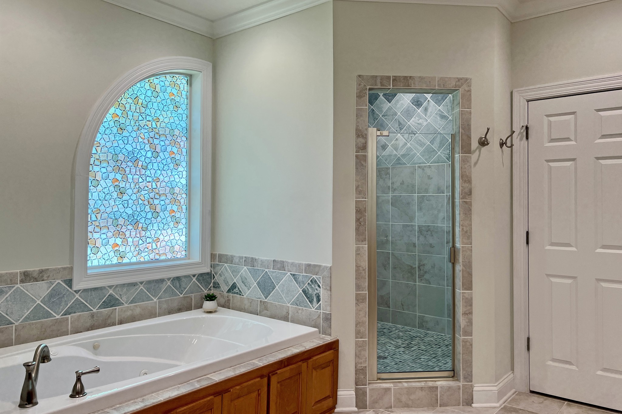 1371 Johns Loop Road Franklin, KY 42134 - Photo 32 of 72 a bath tub sitting next to a window