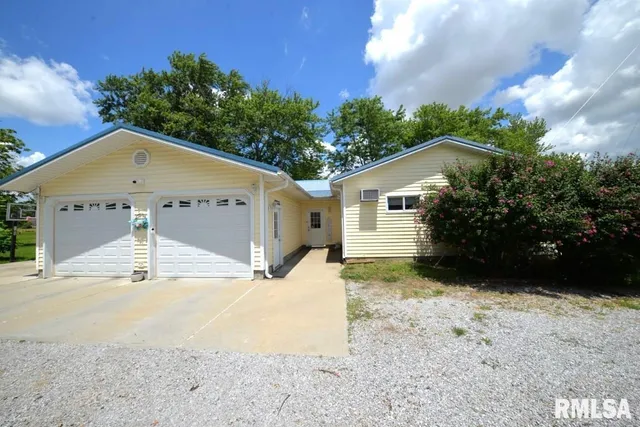 $210,000 | 793 County Road 635, Wayne City, IL 62895