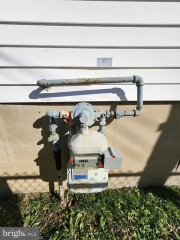 a view of entryway with a front door