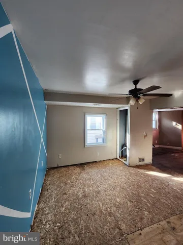 a view of empty room with a ceiling fan