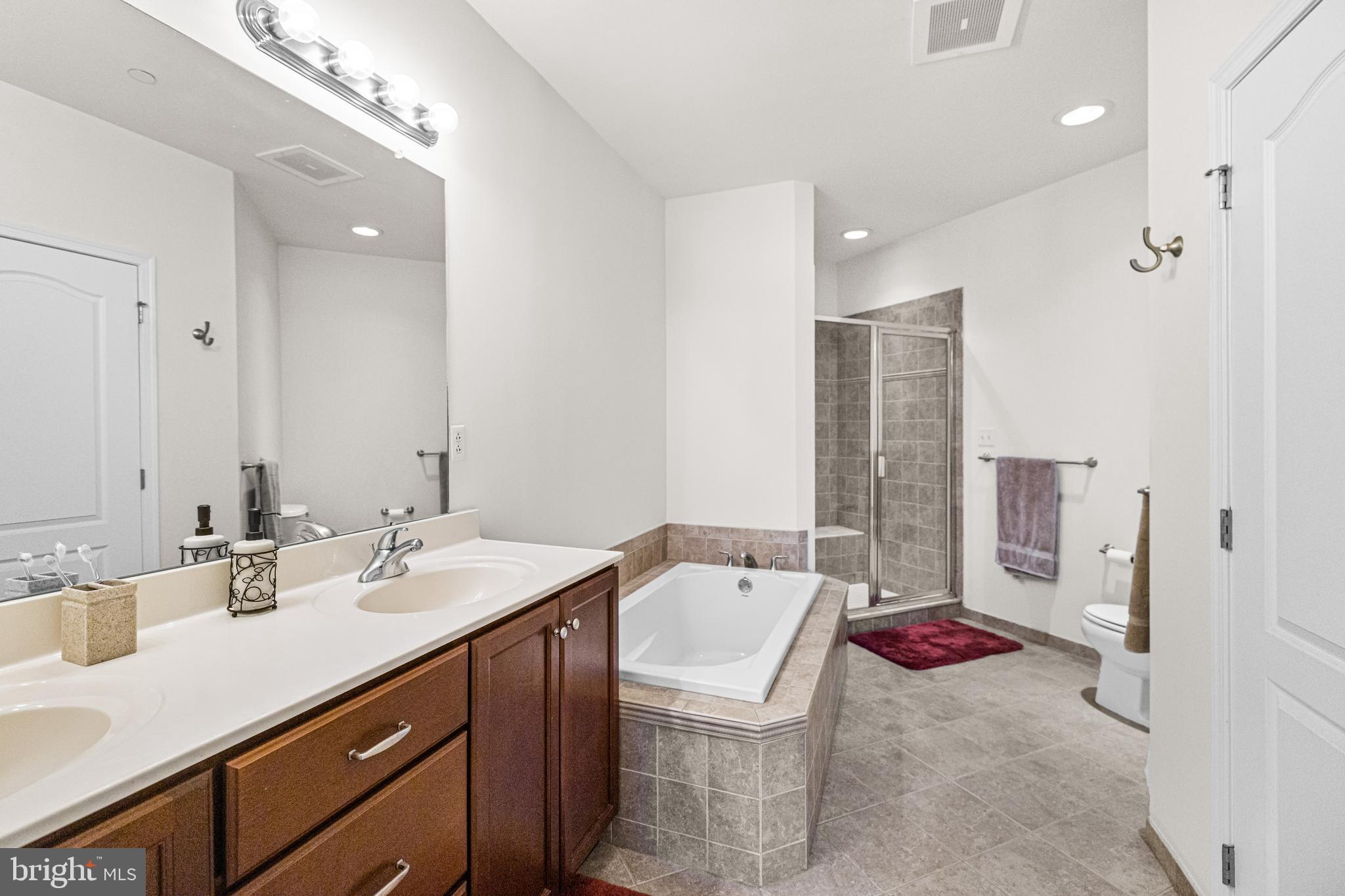 372 Carson Terrace Huntingdon Valley, PA 19006 - Photo 12 of 22 Primary En-Suite