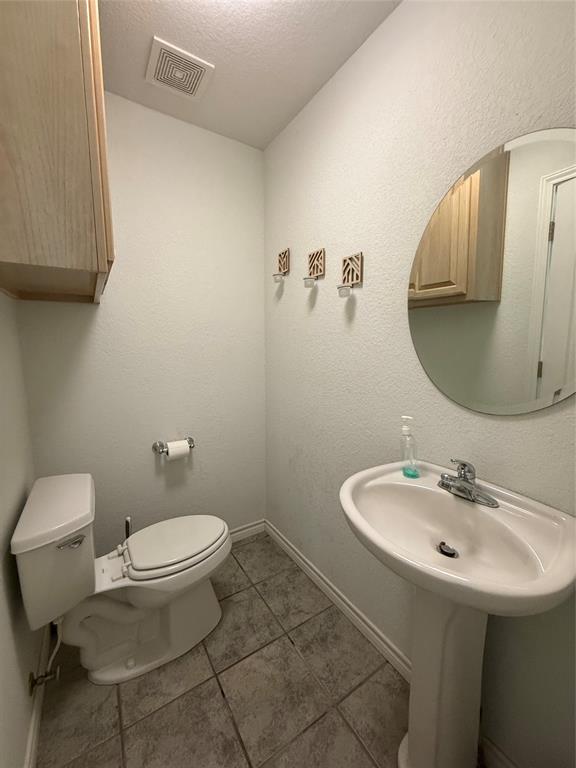 104 Pawnee Trail Gainesville, TX 76240 - Photo 12 of 30 a bathroom with a toilet sink and mirror
