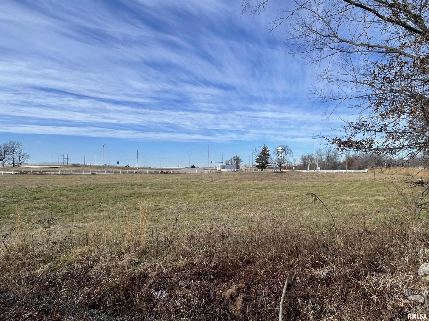 2103 The Hill Avenue Marion, IL 62959 - Photo 7 of 9 a view of an ocean