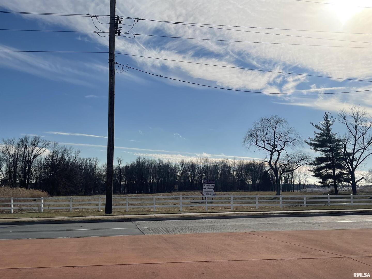 2103 The Hill Avenue Marion, IL 62959 - Photo 9 of 9 a view of fountain in front of a building