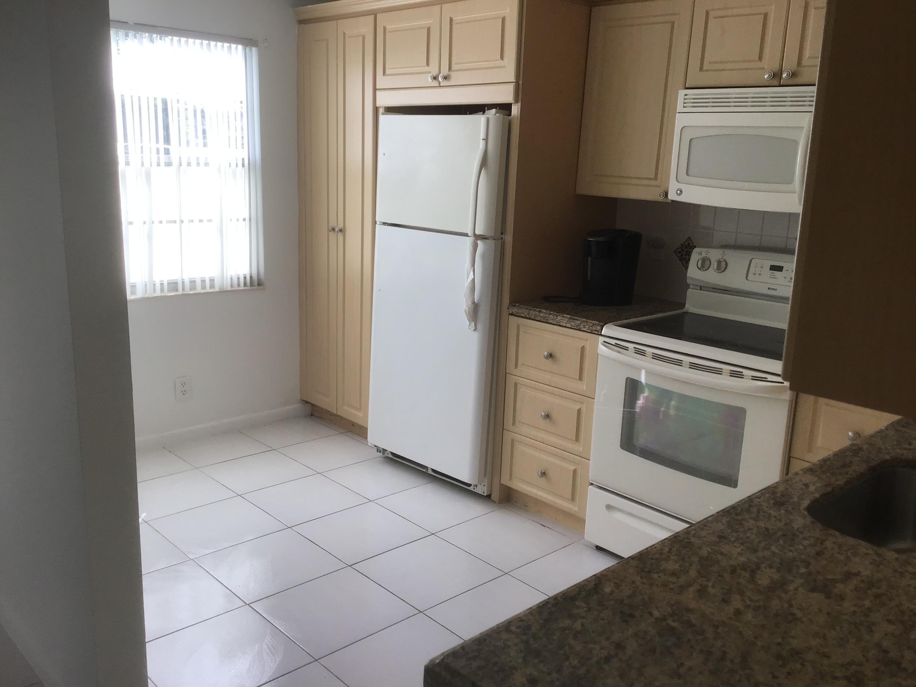 1036 Hythe B, Unit B Boca Raton, FL 33434 - Photo 5 of 15 IMG_0367
