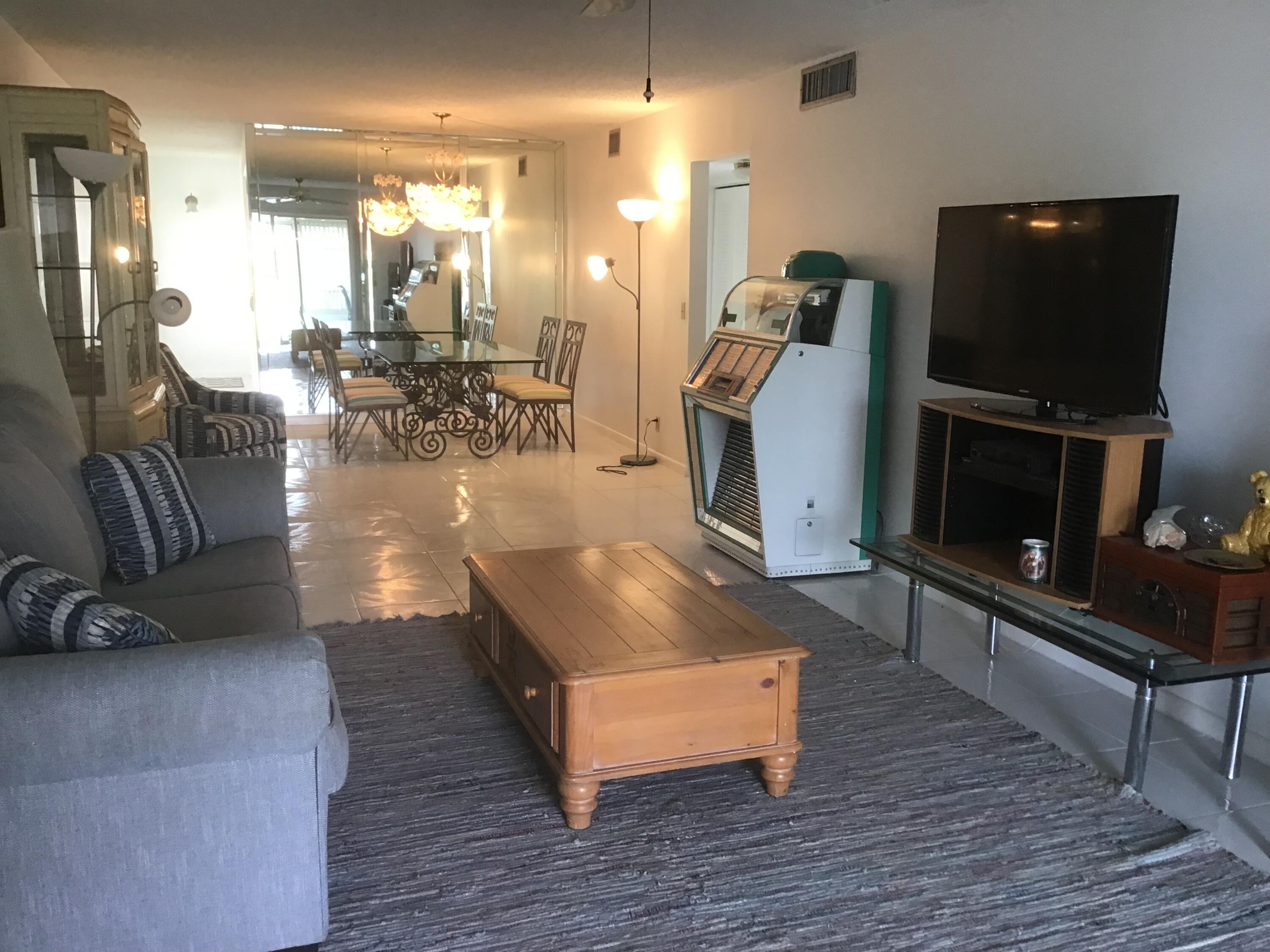 1036 Hythe B, Unit B Boca Raton, FL 33434 - Photo 6 of 15 IMG_0355