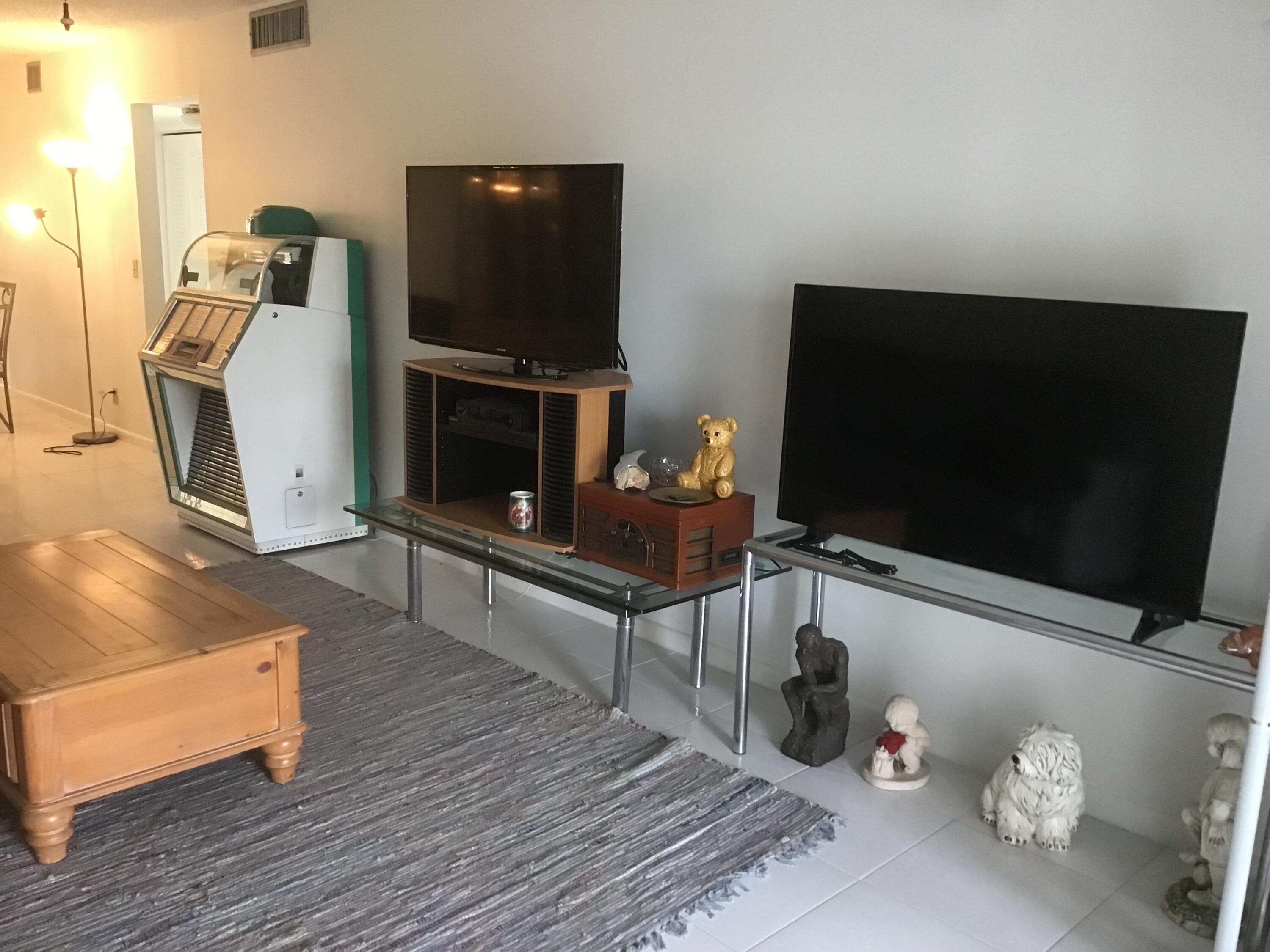 1036 Hythe B, Unit B Boca Raton, FL 33434 - Photo 8 of 15 IMG_0356