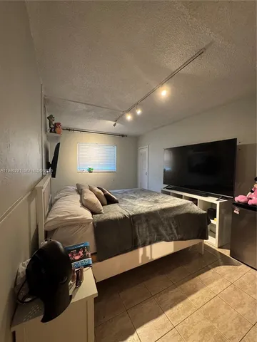 $3,600 | 230 Sunrise Drive, Unit 5, Key Biscayne, FL 33149