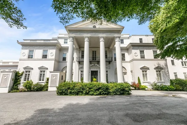 $2,900 | 553 Bellevue Avenue, Unit 14, Newport, RI 02840