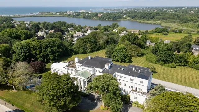 $2,900 | 553 Bellevue Avenue, Unit 14, Newport, RI 02840