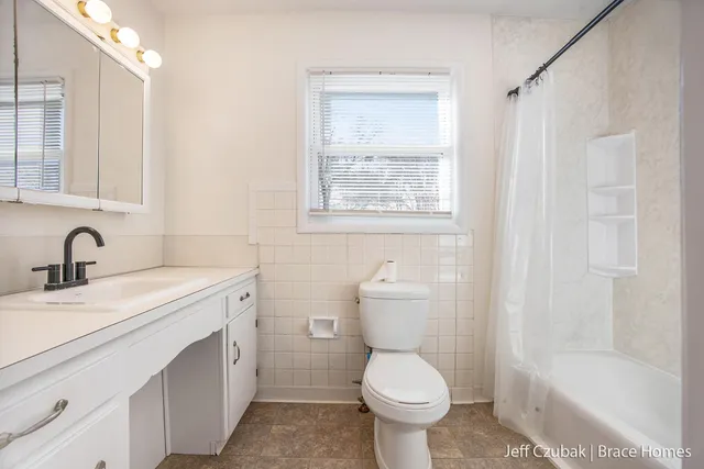 $275,000 | 1430 Winifred Street, Jenison, MI 49428