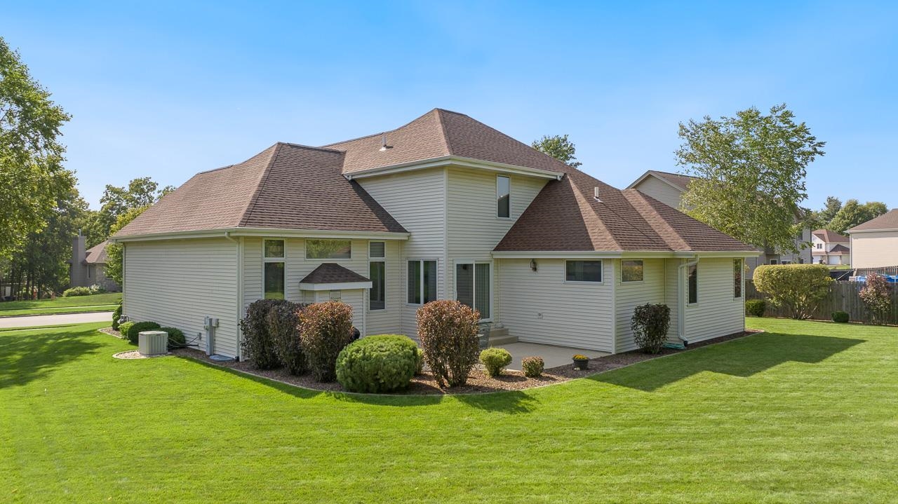 9899 Rambouillet Ridge Roscoe, IL 61073 - Photo 5 of 32 a view of a house with backyard and garden