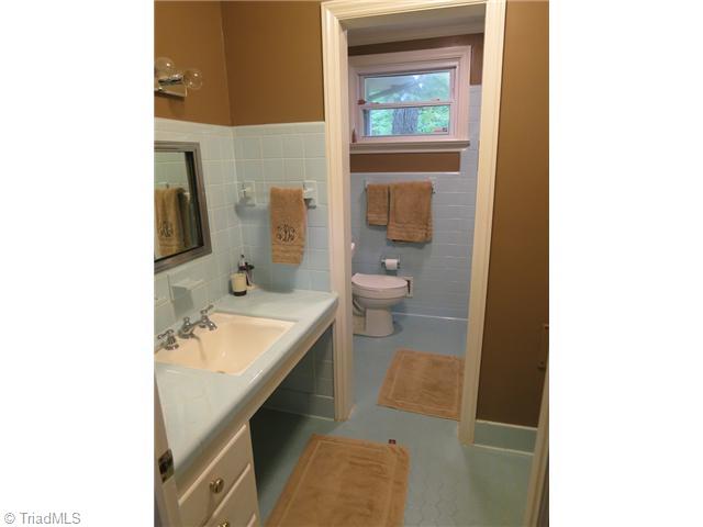 930 Redding Road Asheboro, NC 27203 - Photo 13 of 15 Bath.