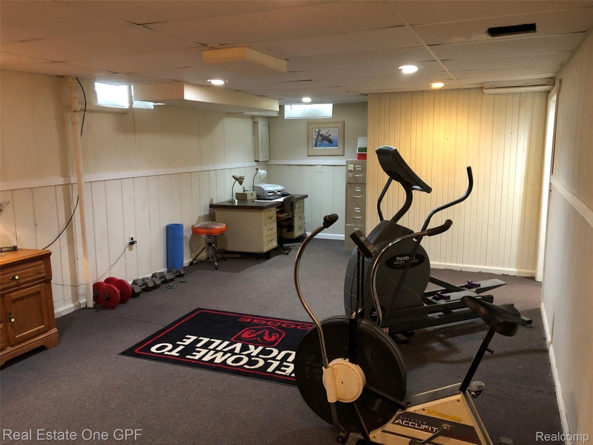 1876 Broadstone Road Grosse Pointe, MI 48236 - Photo 35 of 53 1.jpg